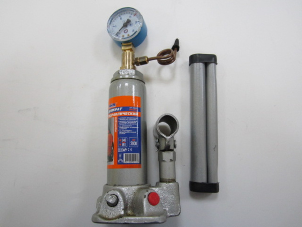 Устройство гидроударное с манометром