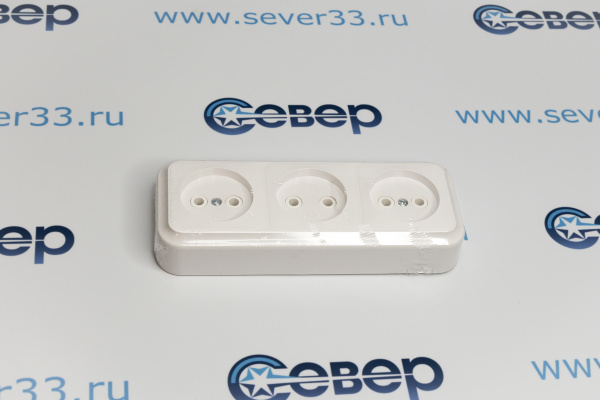 Розетка тройная наружная без заземления PА16-263_1ed