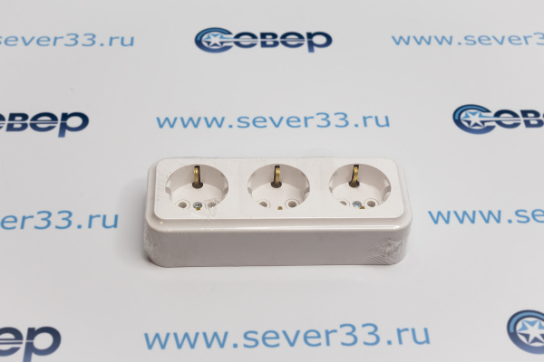 Розетка тройная с заземлением наружная PА16-265_1ed